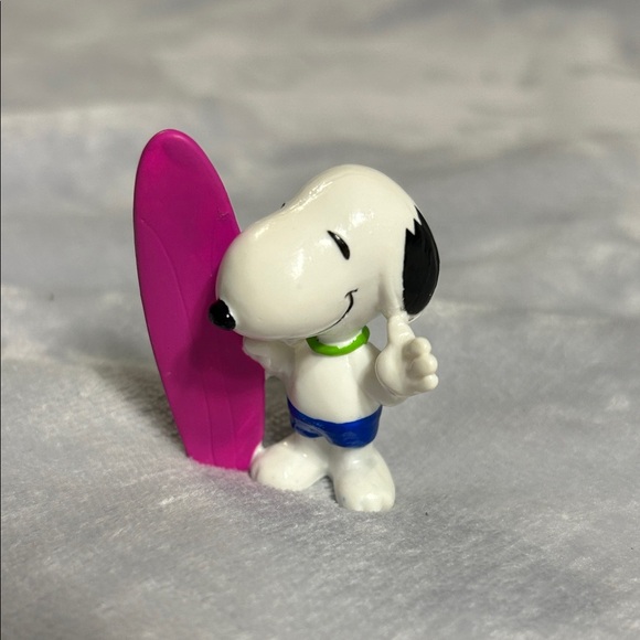 Snoopy Surfing Figurine with Pink Surfboard - Picture 2 of 3